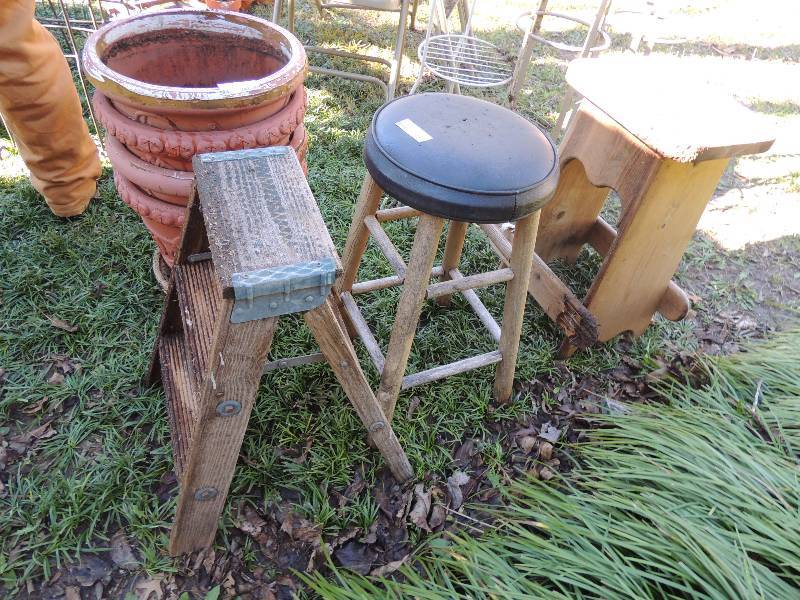 lot 382 image: 2 stools and small step ladder