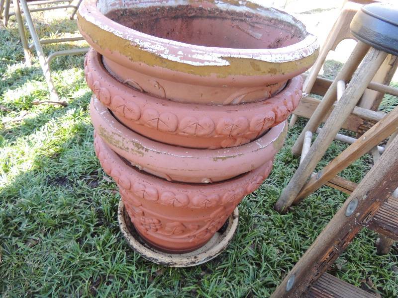 lot 383 image: Blown foam pots thermalite x 4 and 1 clay pot