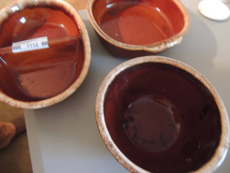 lot 1112 image: Hull pottery US ovenproof 7 bowl, divided serving dish, casserole dish all drip glazed