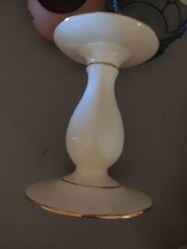 lot 1121 image: Various candle holders white barn candle company