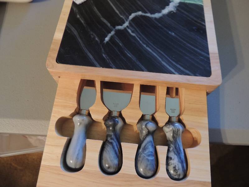 lot 1126 image: Marble top cheese board