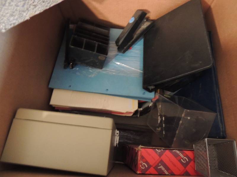 lot 1133 image: Bo of office supplies