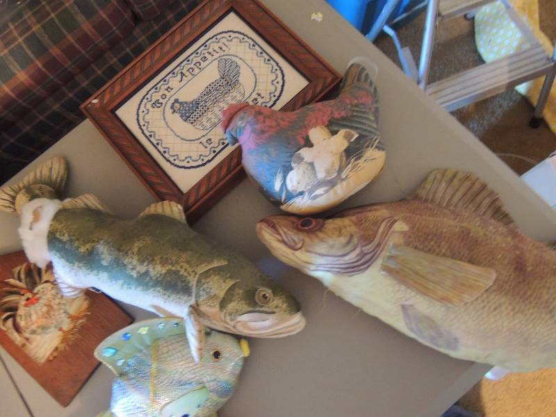 lot 1135 image: Stuffed Fish flowers wall plaque, chicken