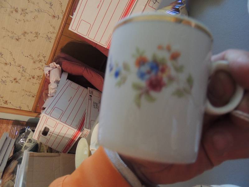 lot 1141 image: England tea cup and saucers