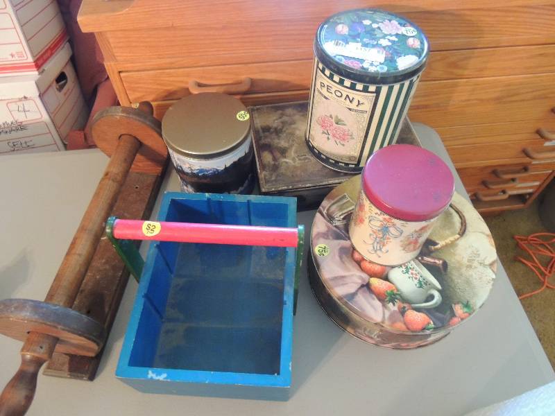 lot 1157 image: 5 tins and 2 paper towel holders