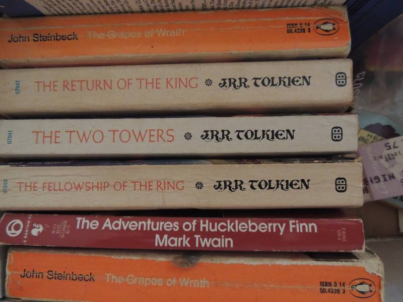lot 1162 image: Box of books- cliff notes, map cards, etc.