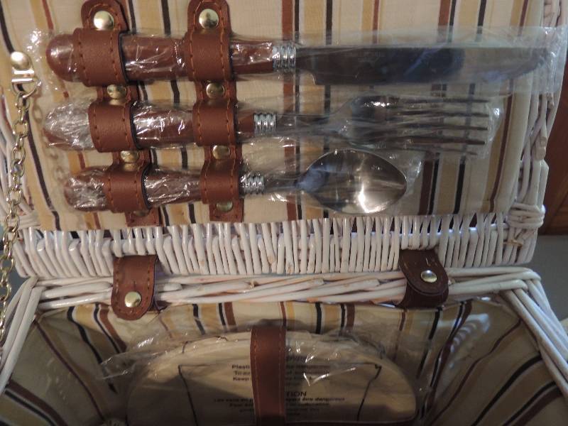 lot 1171 image: Brand new Picnic basket set and pamplets for Scotland, England and the Caribbean