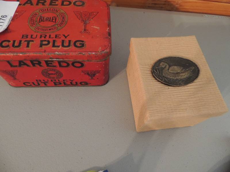 lot 1176 image: Laredo BURLEY CUT PLUG Tin,   Box made in China