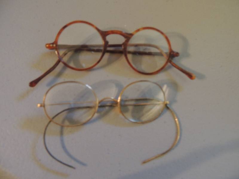 lot 1177 image: Wire round frame glasses
