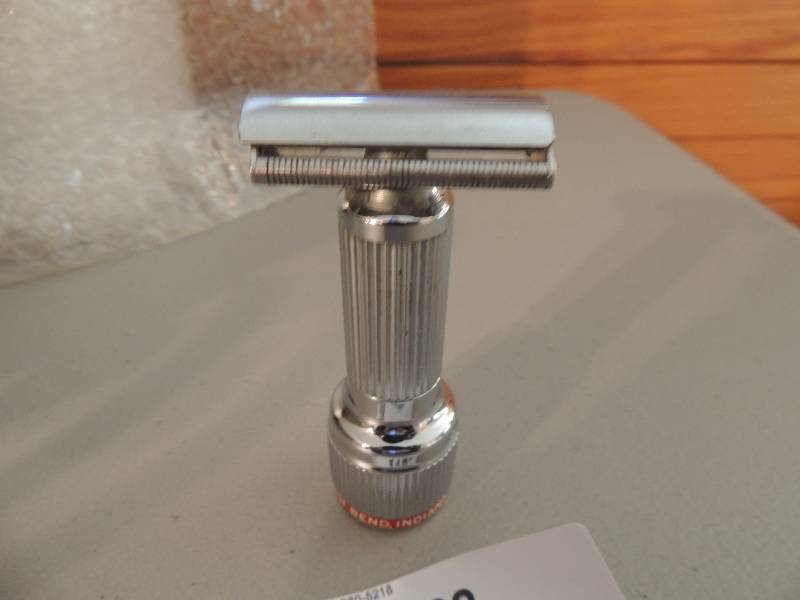 lot 1182 image: Antique razor model 56