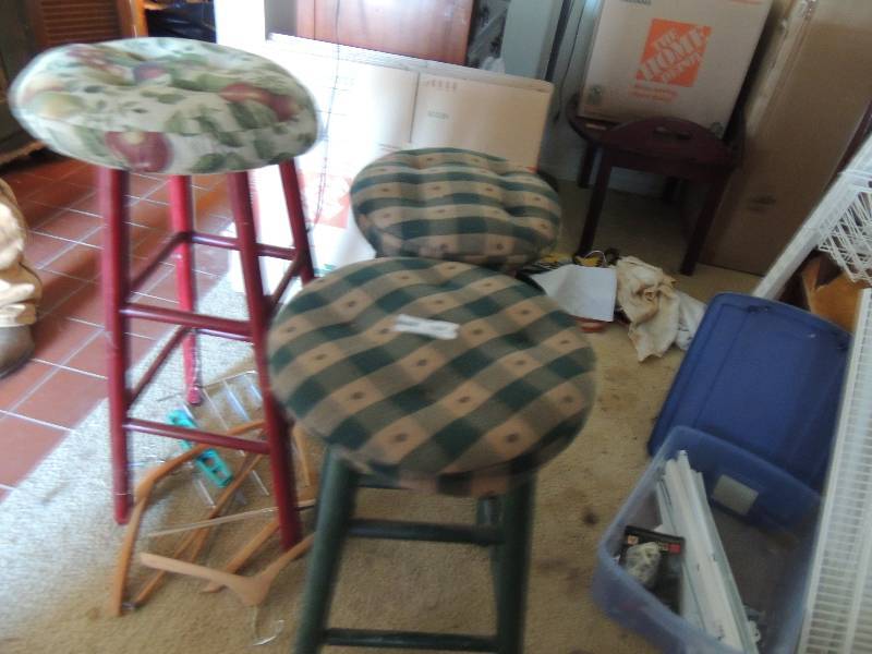 lot 1207 image: 3 barstools green 24 X2 &  red 30X1