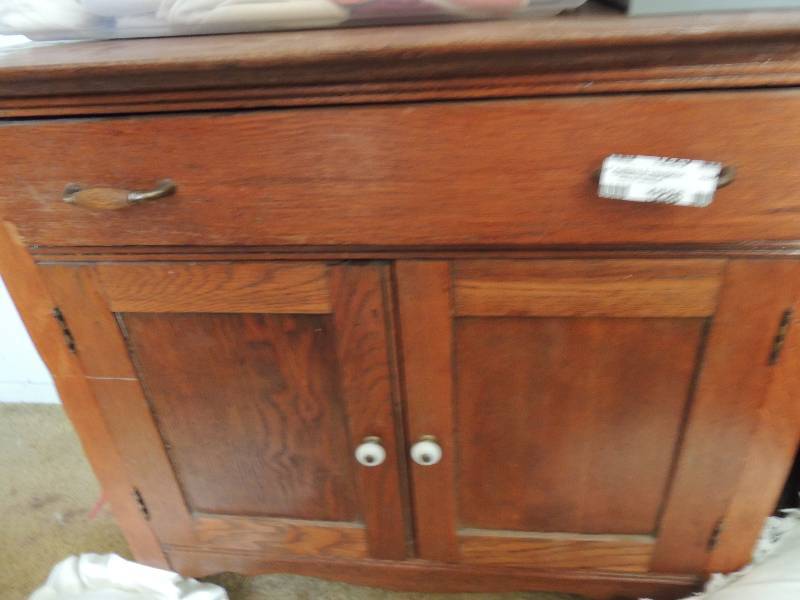 lot 1225 image: Night stand 2 doors