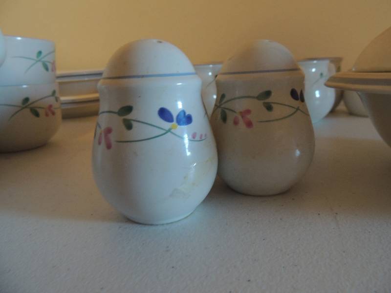 lot 1235 image: Allegro stoneware Hearthside design  dishware 2 S&P shakers and 1 covered casserole dish
