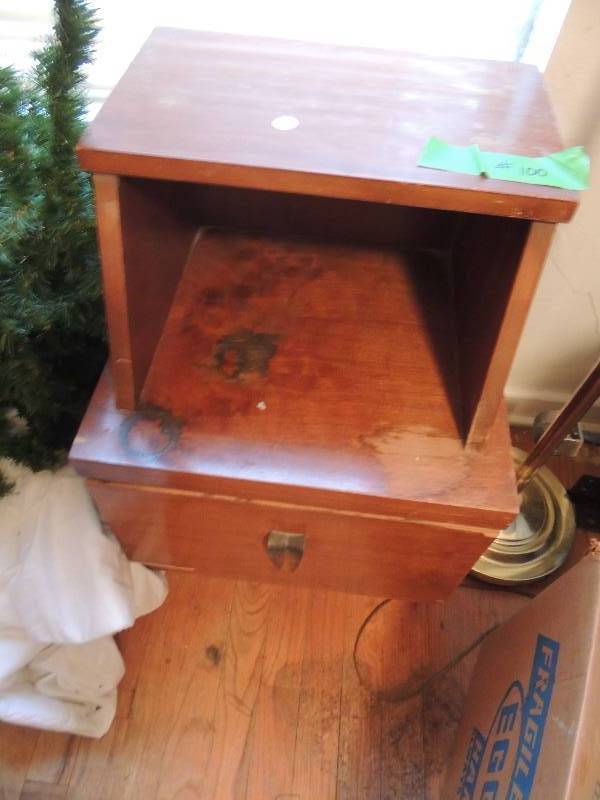 lot 100 image: End table with drawer