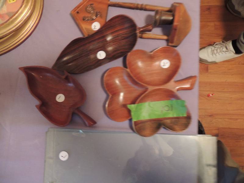 lot 101 image: Matching wooden clover, leaf x 2, reader candle holder, 2 glass shelving glass