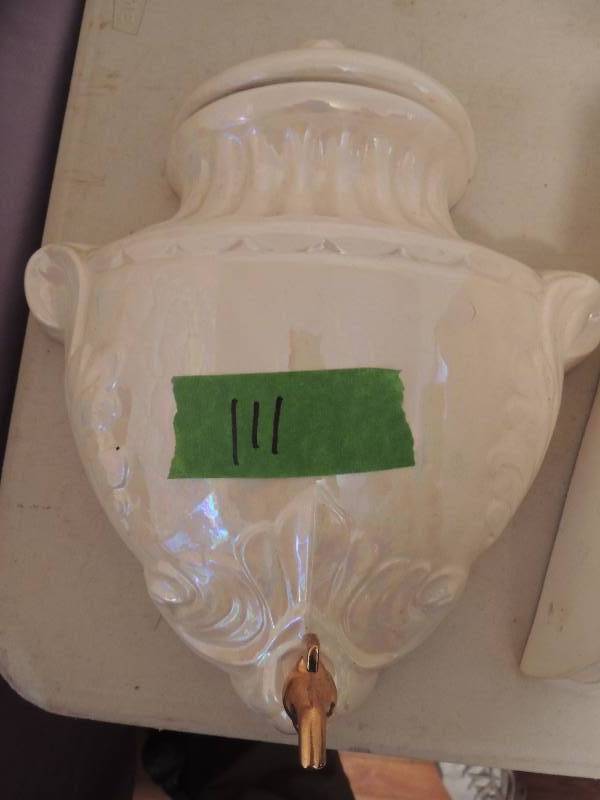 lot 111 image: Pealized white wall dcor