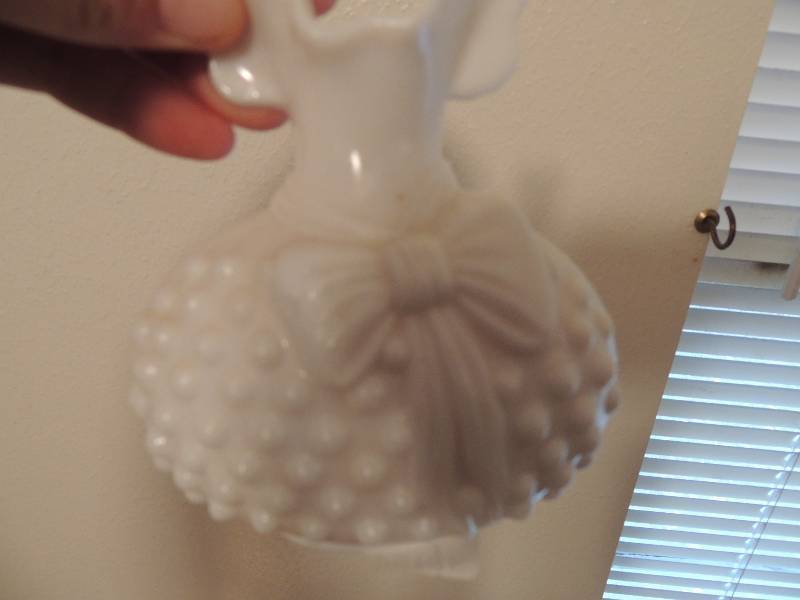 lot 125 image: 2 Milkglass dcor