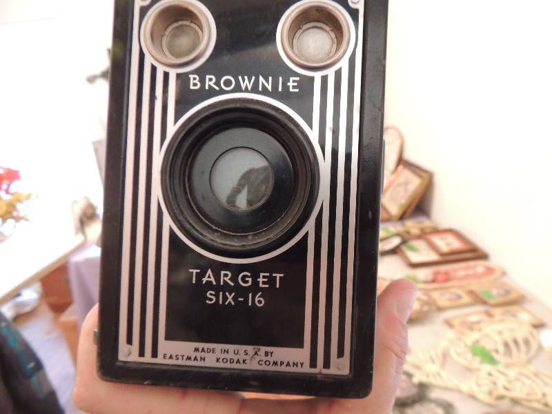 lot 130 image: Vintage Brownie Target camera SIX-16