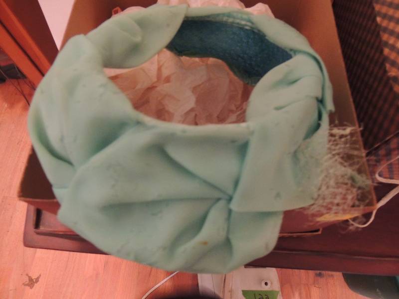 lot 133 image: Vintage ladies hats x 3