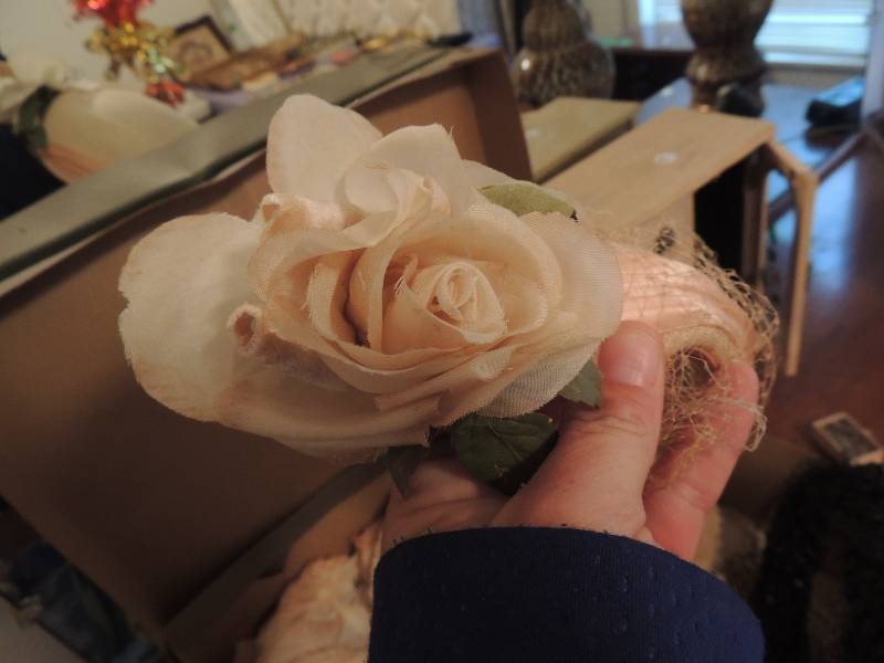 lot 134 image: Box of vintage ladies hats (4)