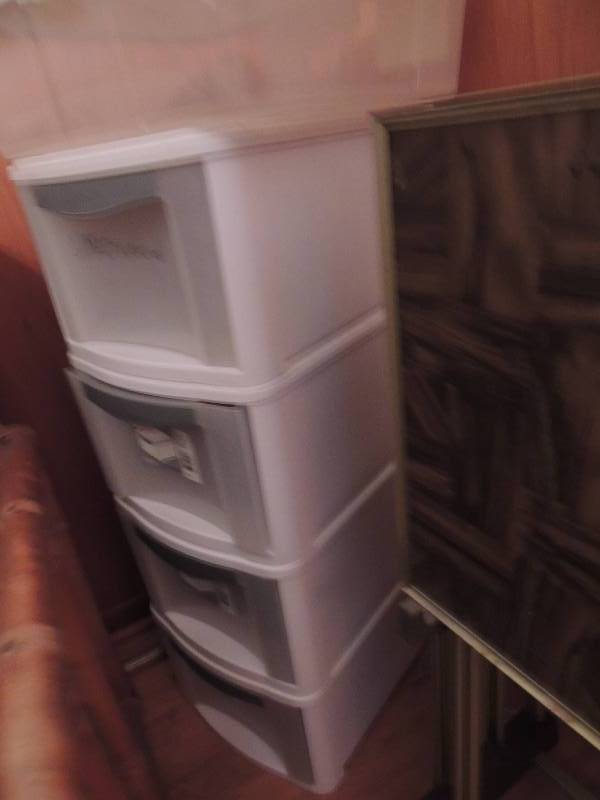 lot 141 image: Sterlite Ultra food storage containers