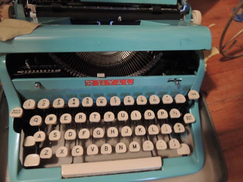 lot 153 image: Vintage Royal Quiet Delux typewriter in case