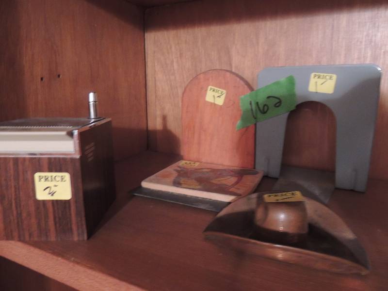 lot 162 image: Bookends, brass cowboy hat paper weight, horse decorative coaster, and weather radio