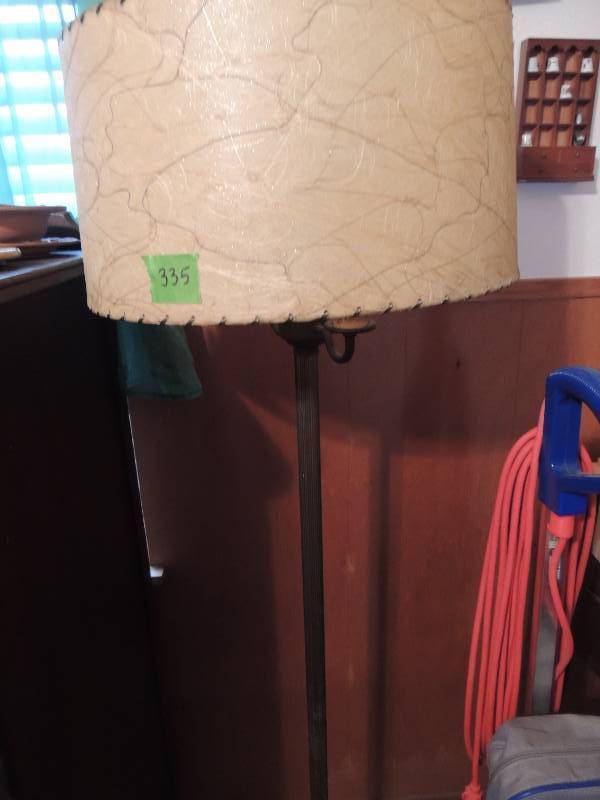 lot 335 image: VINTAGE 5 ft. floor lamp with shade