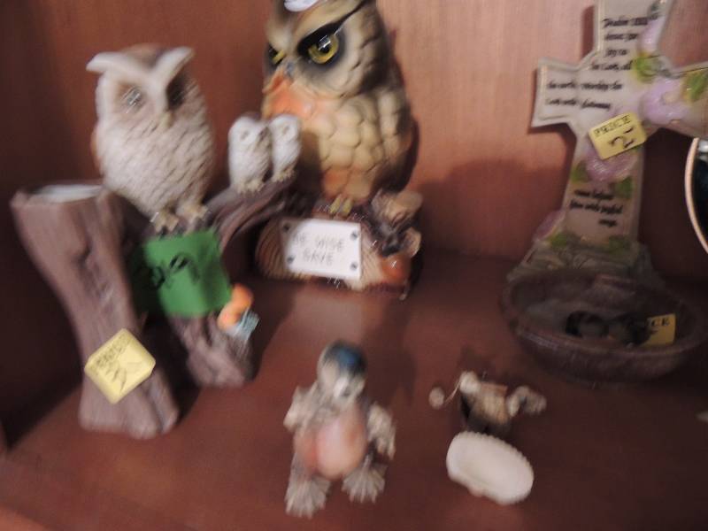 lot 319 image: Owl dcor