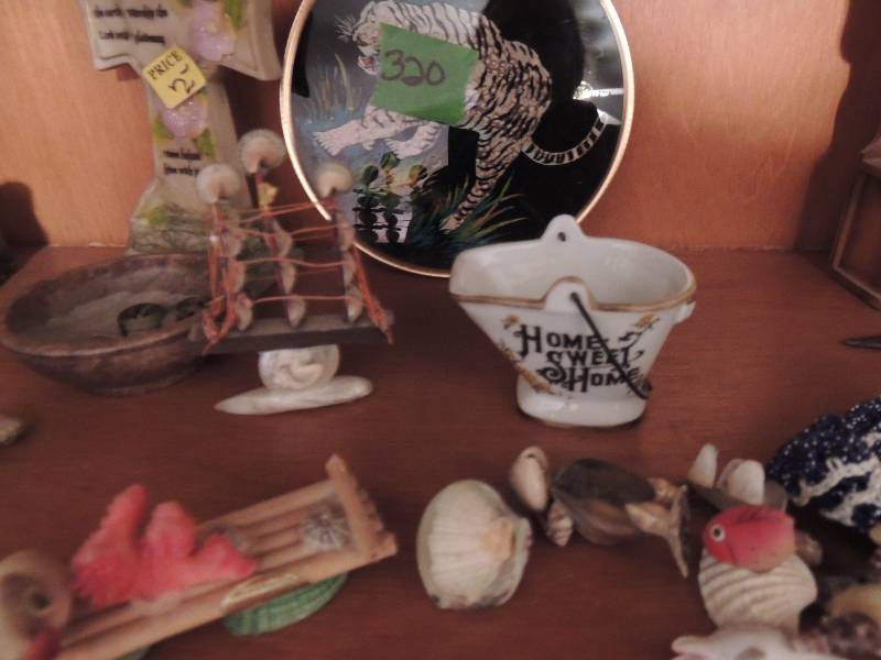 lot 320 image: Seashell bench, assorted shells and Tiger picture