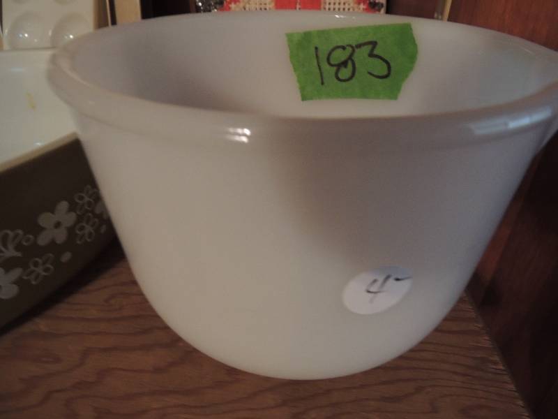 lot 183 image: Glassbake mixing bowl and Pyrex bowl - ONLY 2 ITEMS , INVOICE TO BE CORRECTED