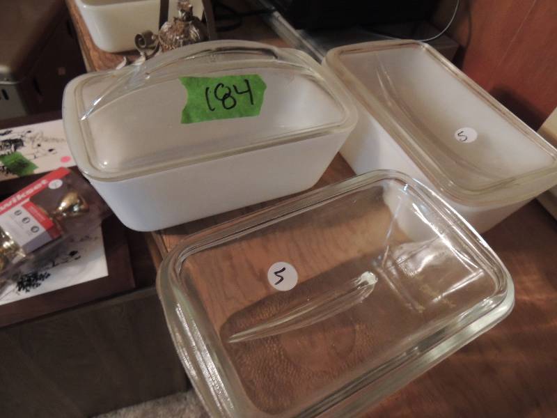 lot 184 image: 3 Pyrex bowls with lids