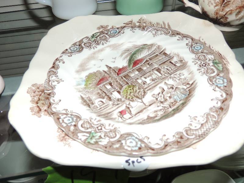lot 197 image: Johnson Bros 2 plates, 3 cups  , 2 ovenware cups, 2 sets salt and pepper