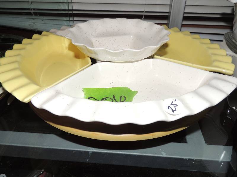 lot 206 image: Veggie and dip platter 6 piece - platter with four veggie sections and dip bowl that all fit together