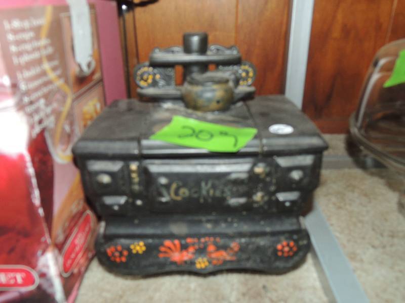 lot 209 image: McCoy Cookie Jar in the design of a vintage stove