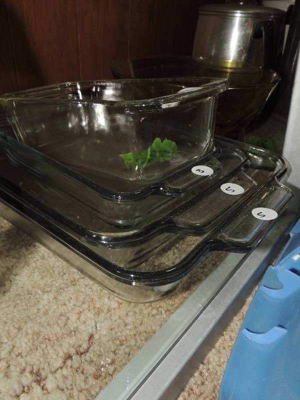lot 211 image: 4 Pyrex baking dishes - three casserole dishes and a loaf pan