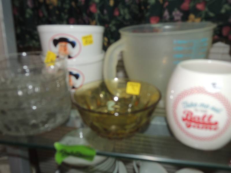 lot 212 image: 2 Quaker cereal bowls, 3 crystal desert bowls, amber colored glass bowl, plastic pyrex 4 cup measuring bowl