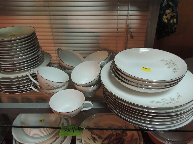 lot 214 image: Marietta dish set- 9 cups, 13 saucers,8 salad plates, 4 bowls , 8 dinner plates