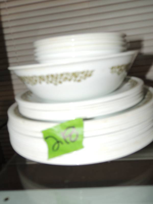lot 218 image: Correlle dishes-7 small bowls, 1 large bowl, 8 salad plates 15 dinner plates