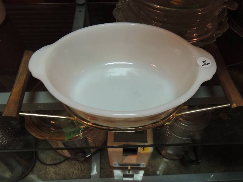 lot 222 image: 2 Pyrex serving dishes one with stand