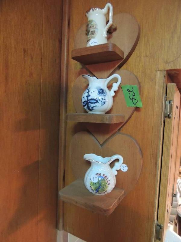 lot 230 image: Heart shaped wall mount