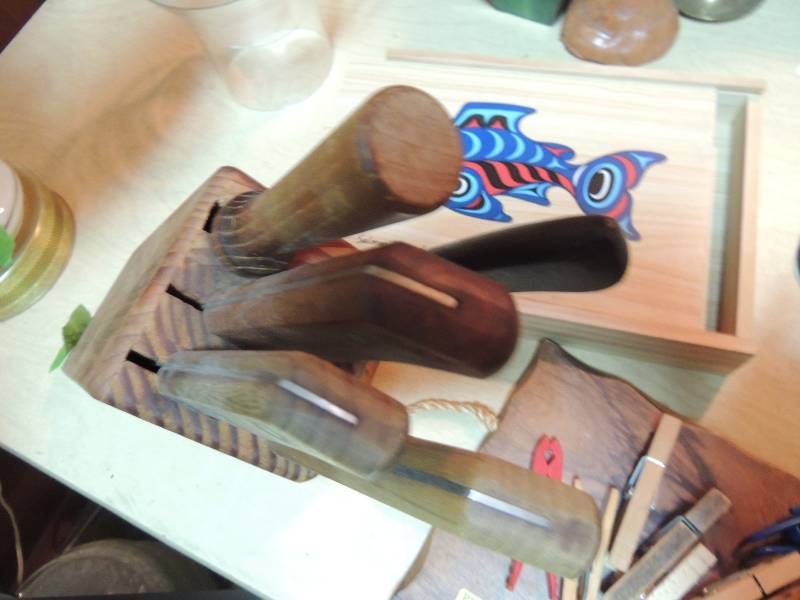 lot 235 image: Knife block with 5 knifes