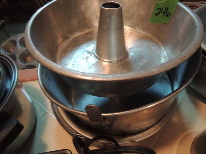 lot 246 image: 3 ROUND cake pans, 2 BUNDT PANS