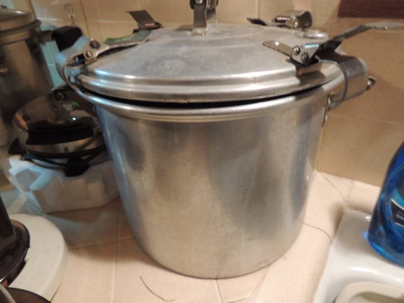 lot 252 image: Pressure cooker