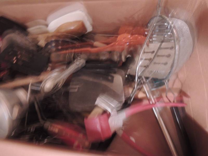 lot 256 image: Box of assorted kitchen utensils