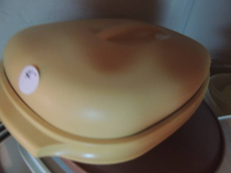 lot 269 image: Tupperware microwave vegetable steamer