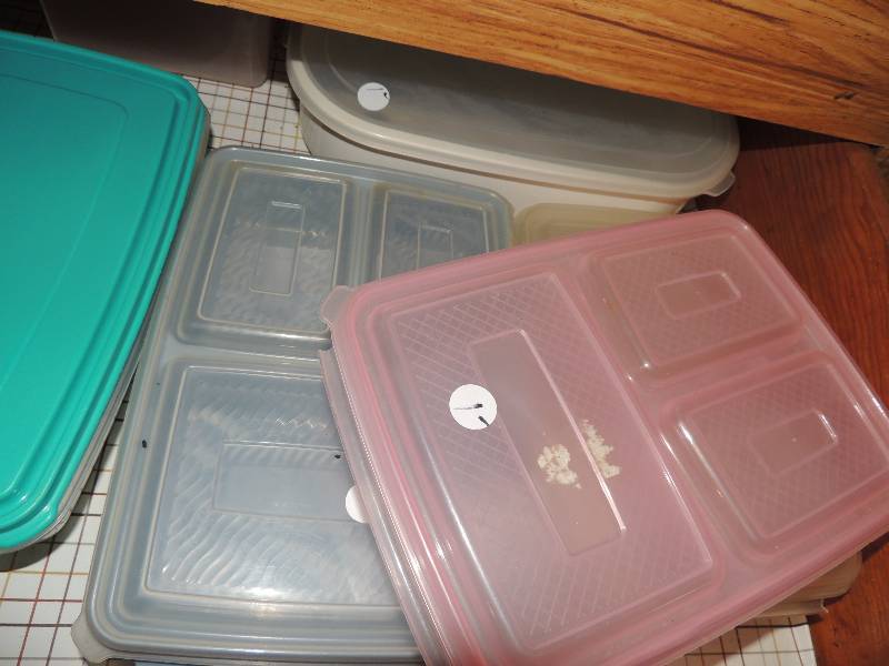 lot 265 image: Misc. plastic bowls and lids