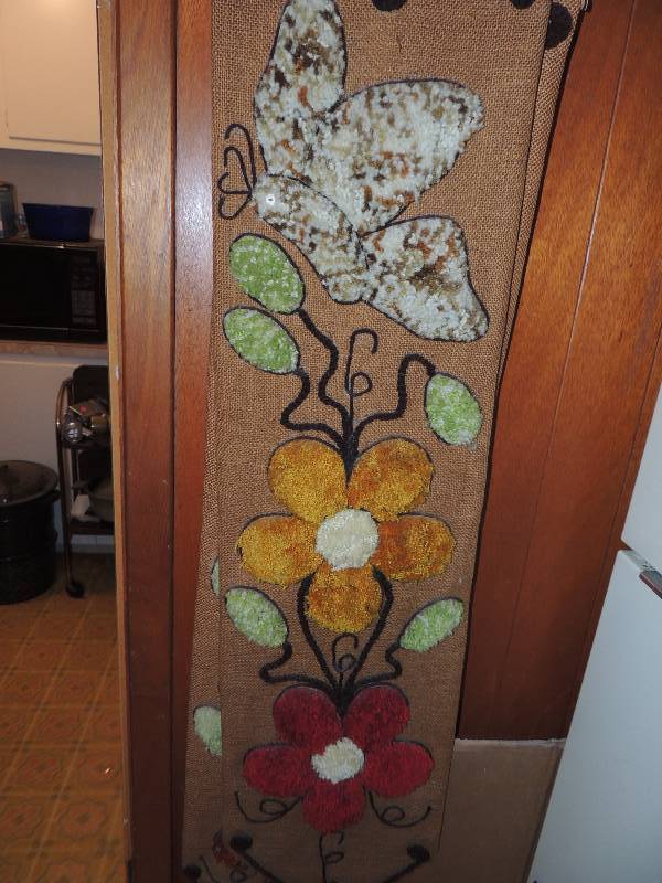 lot 292 image: Wall pocket and 2 butterflies