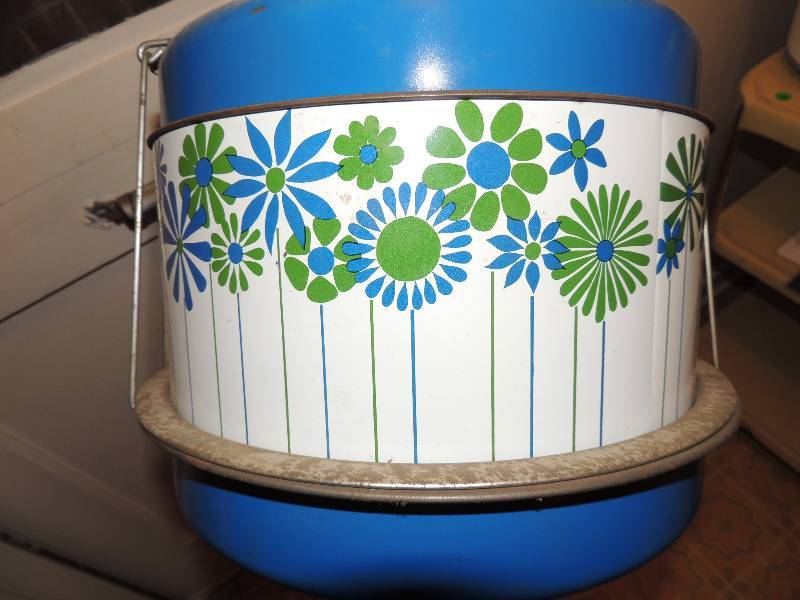 lot 346 image: Vintage metal cake carrier