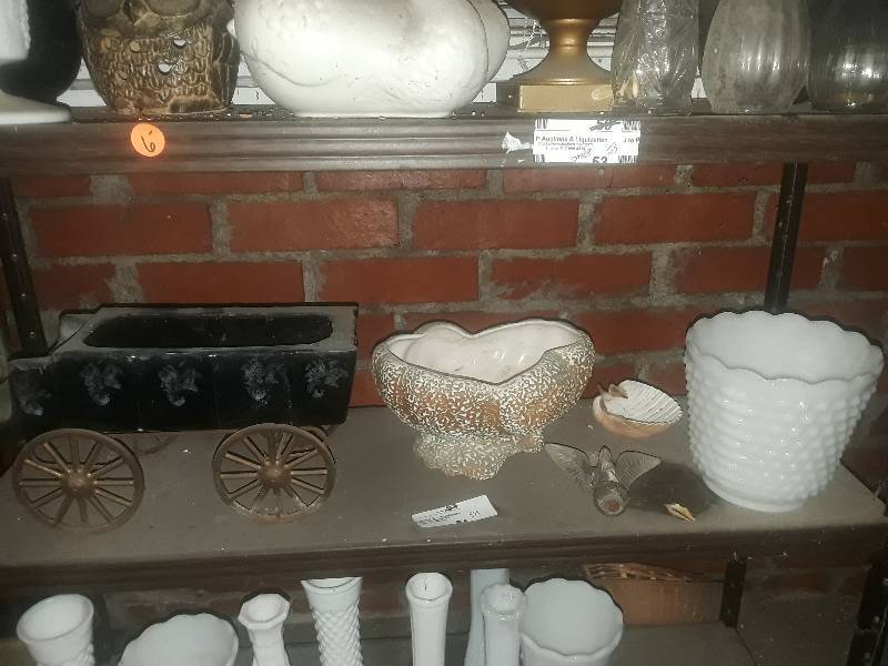 lot 54 image: Horse buggy carriage and 2 vases